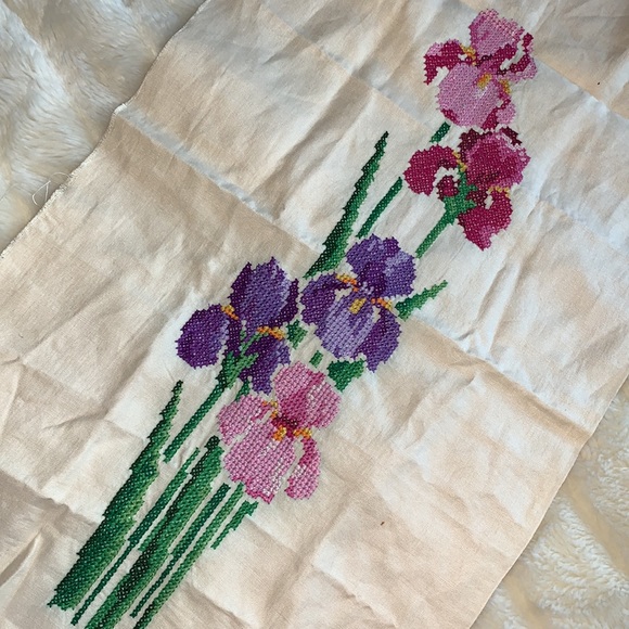 Vintage needlepoint hand crafted floral iris flowers embroidery art unframed - Picture 4 of 12
